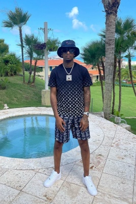 21 Savage Wearing A Louis Vuitton Bucket Hat Sunglasses T Shirt And Swim Shorts In Instagrm Fit Pic