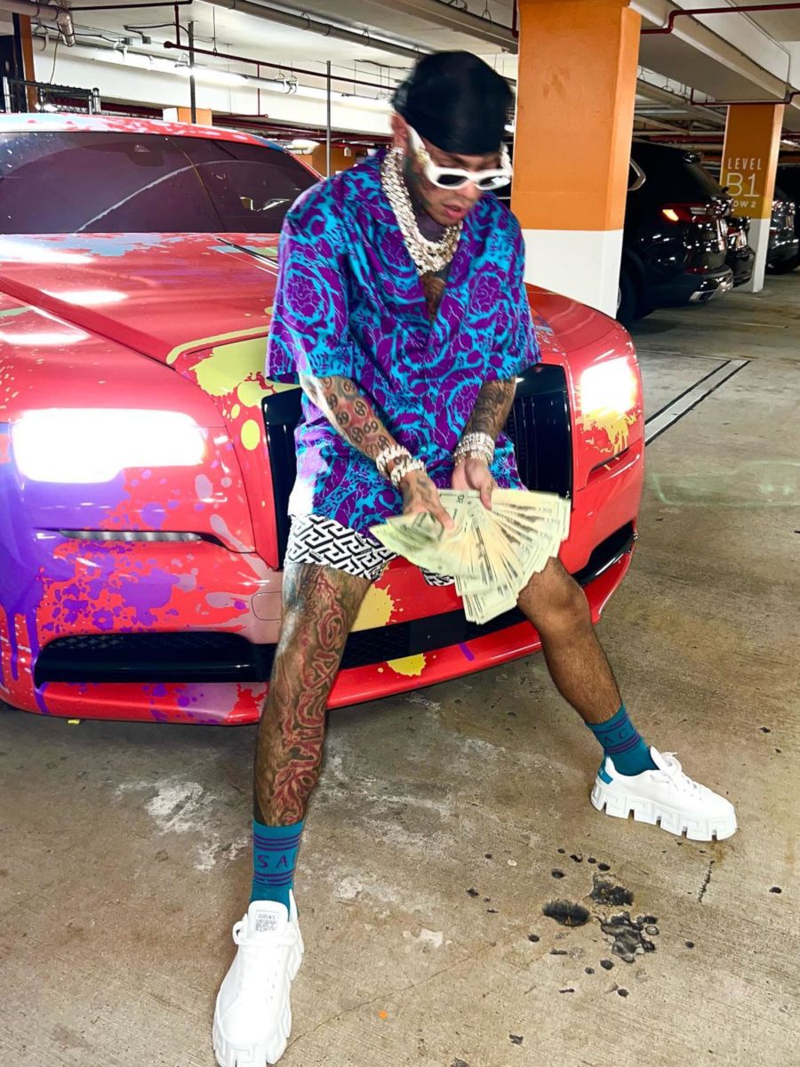 6IX9INE Goes Shopping In a Versace Barocco Shirt & Greca Shorts Outfit