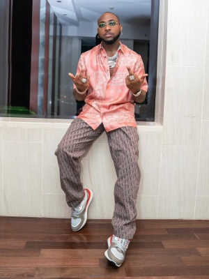 Davido Wearing A Dior Pink Bandana Shirt With Grey And Pink Oblique Jeans And Brown Grey Pink B29 Sneakers