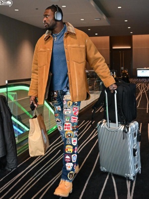 Dk Metcalf Brown Shearling Jacket Apple Headphones Dsquared2 Jeans Timberland Boots