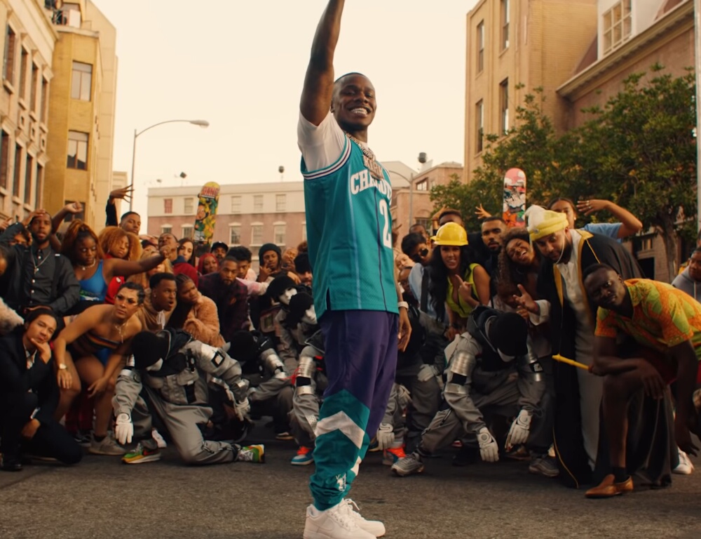 The jersey Adidas NBA DaBaby in her video clip BOP on Broadway