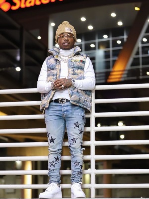 Jacquees Wearing A Gucci X The North Face Beige Beanie And Puffer Vest With A Gucci Belt And Amiri Bandana Star Jeans