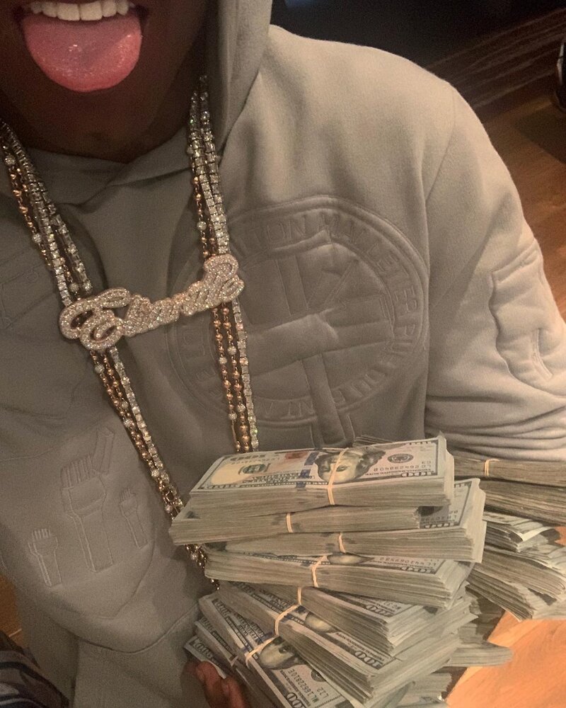 Lil Uzi Vert Showing Off His Louis Vuitton Hoodie & Casual $200K In Cash
